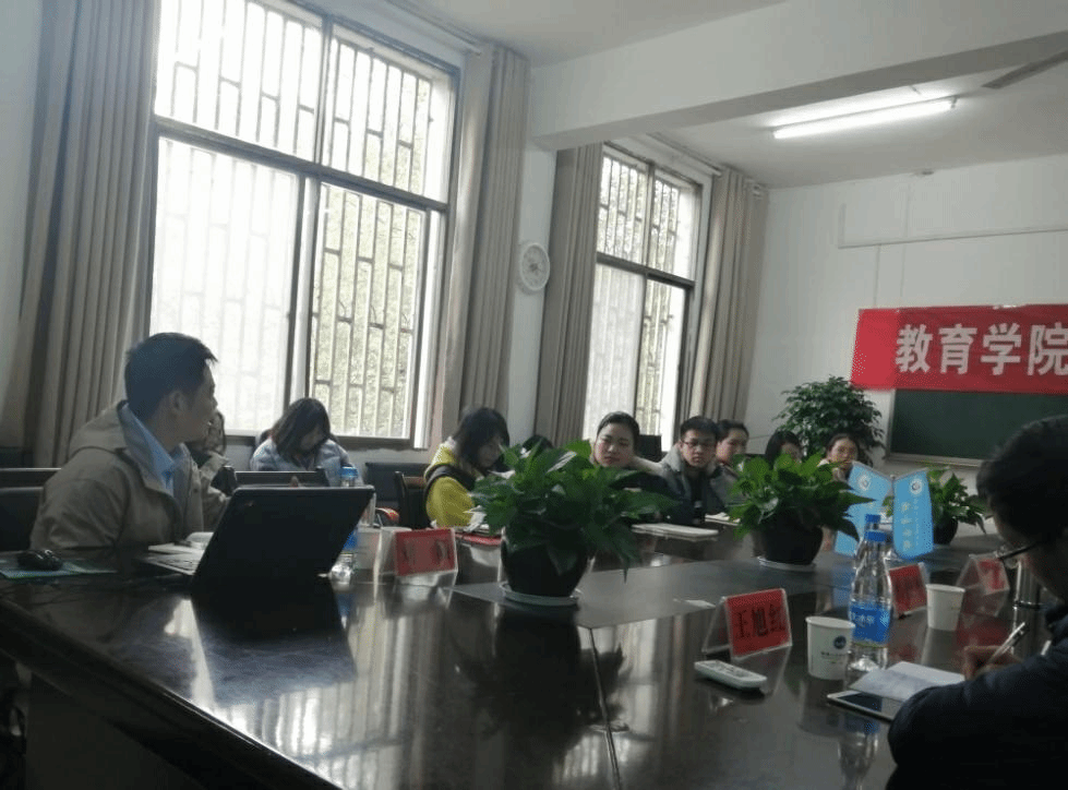 創(chuàng)新創(chuàng)業(yè)沙龍劉穎與同學(xué)正在交流