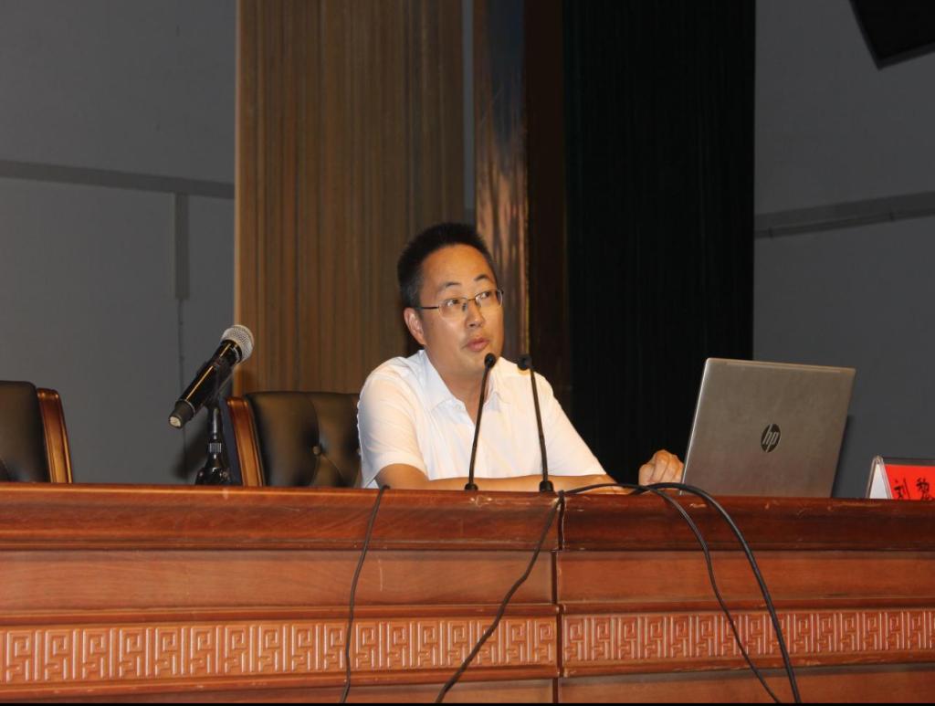 (學(xué)院副院長劉黎明講解院情、專業(yè)介紹及展望)