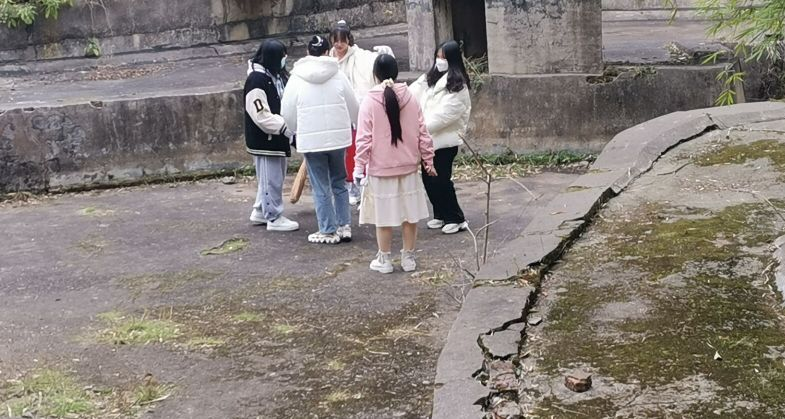 同學(xué)們?cè)谡J(rèn)真清理垃圾