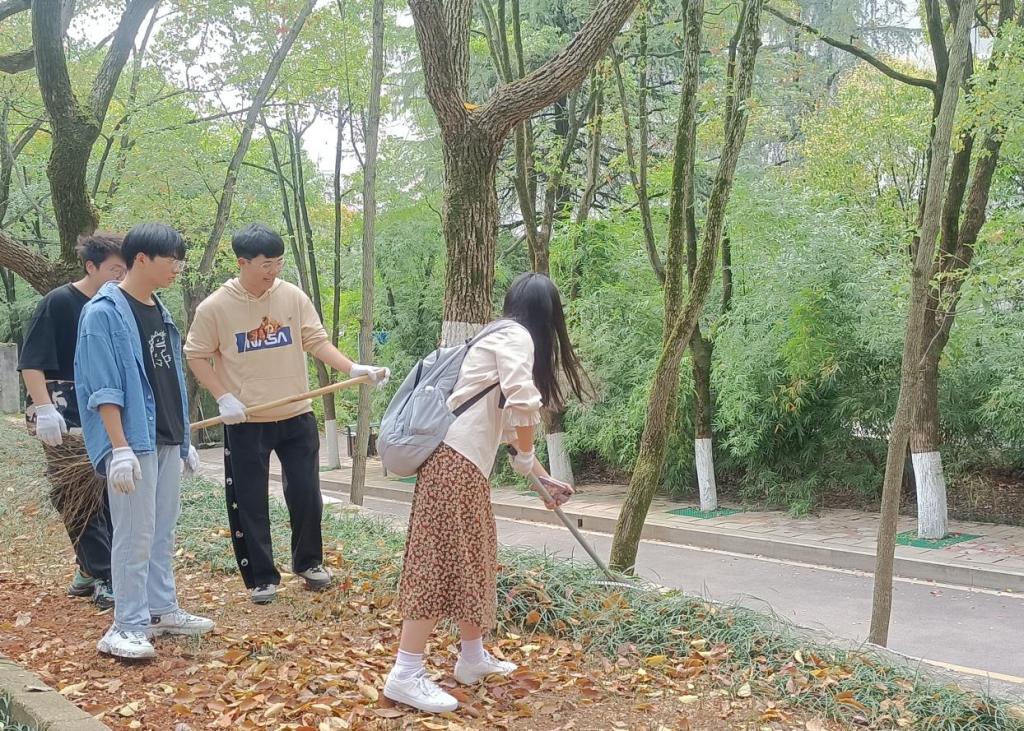 同學(xué)們打掃花壇落葉
