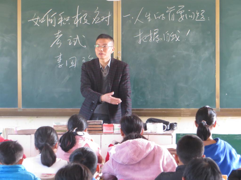 項目組主要成員李國強教授為雙江中學(xué)學(xué)生做積極應(yīng)對考試焦慮問題的專題講座