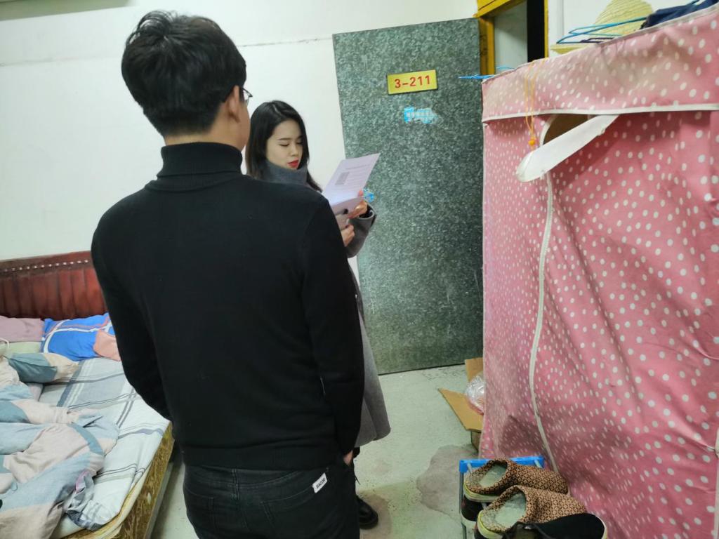 圖三 生活部副部長在為同學們進行防火防盜防詐騙宣傳
