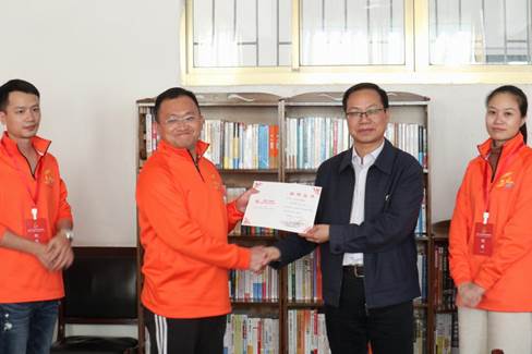 說明:2003級經(jīng)管班圖書捐贈儀式 (2)