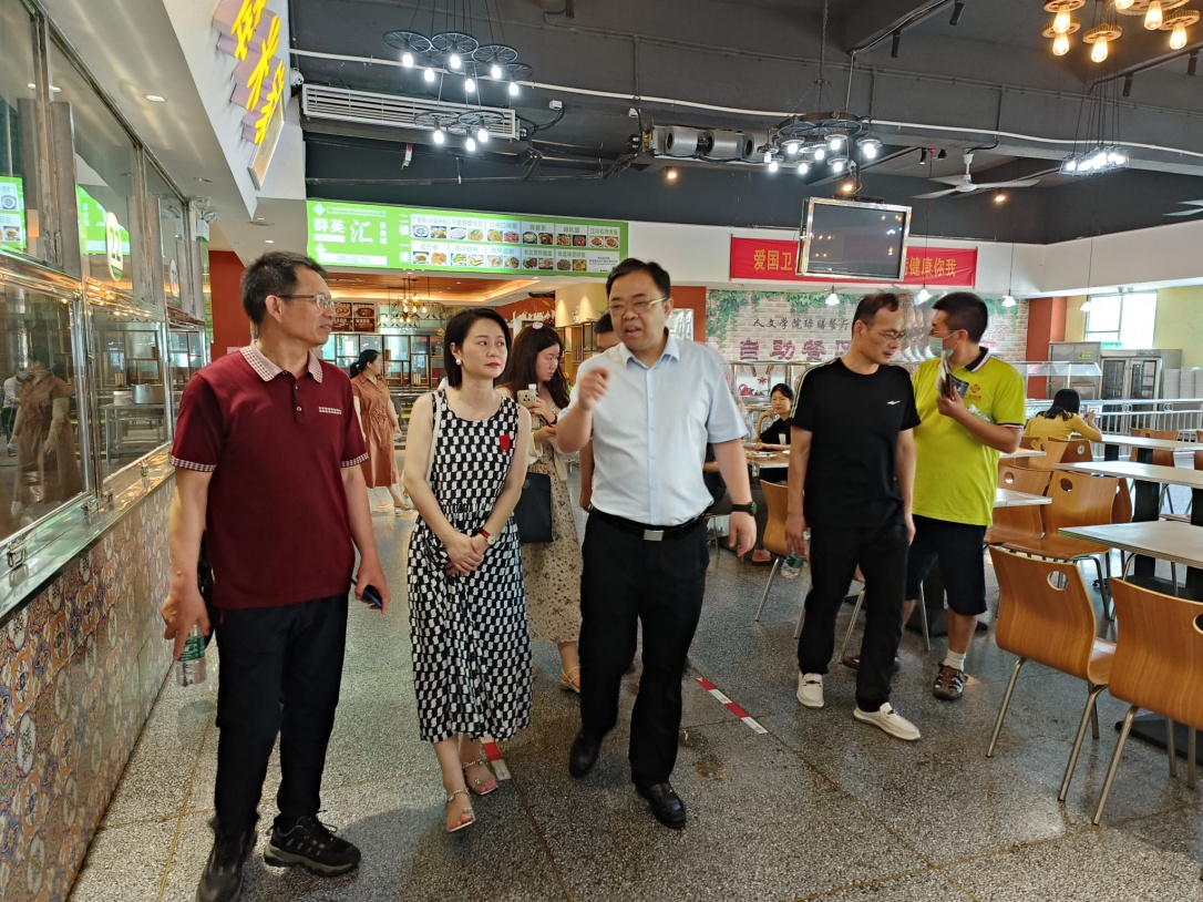 圖1 蔣天海副市長(左三)、婁底市市場監(jiān)管局領(lǐng)導(dǎo)一起到淳和樓二樓廣東綠膳餐廳現(xiàn)場檢查工作