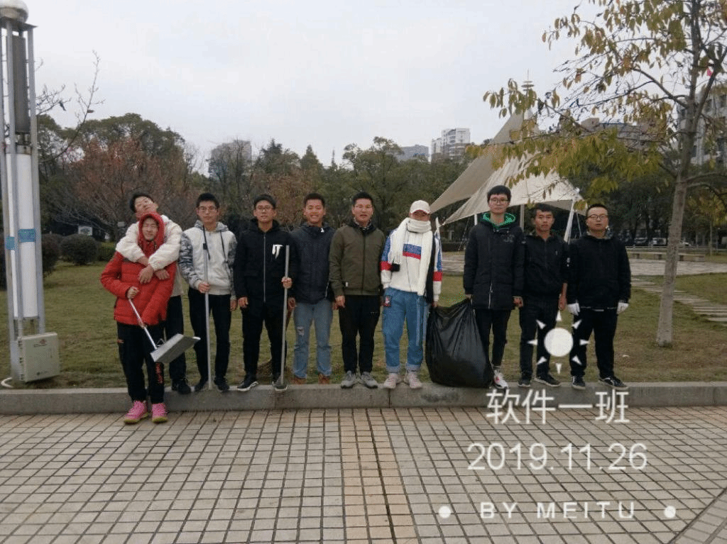 (同學(xué)與負(fù)責(zé)區(qū)域合照)