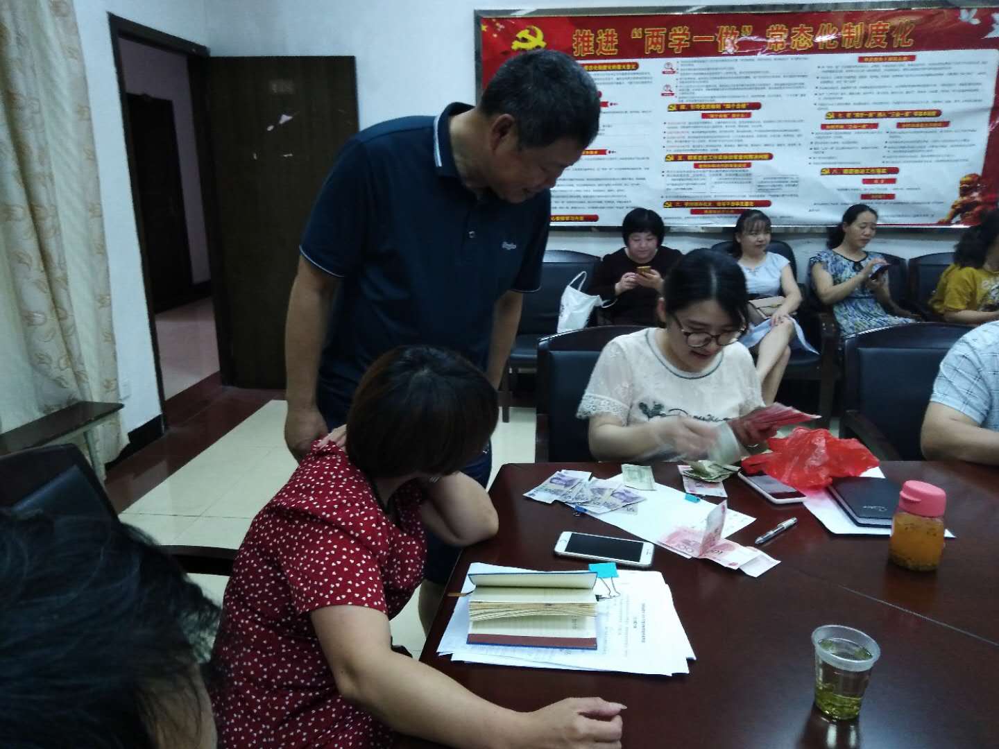 黨員繳納黨費(fèi)