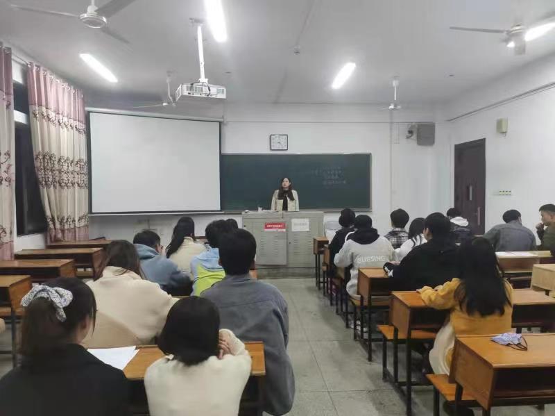 圖三 研究生部李丹老師講話