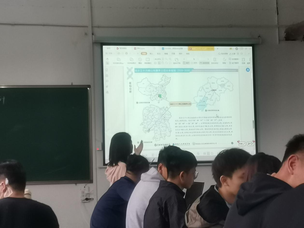 楊老師在負(fù)102教室的授課現(xiàn)場(chǎng)