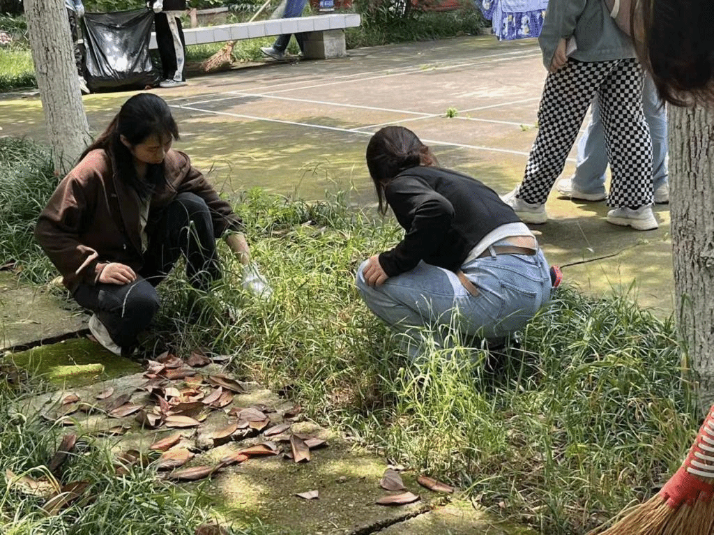 同學們在撿地上的白色垃圾