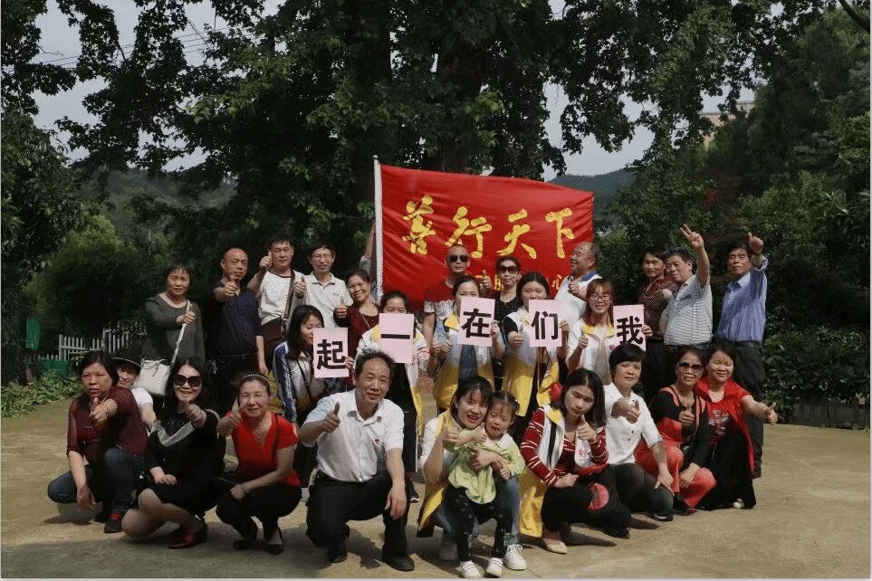圖中參加活動的師生為徐建東、舒佩倫、黃嬋、曾小菊、陳思陽、王珍、田洋
