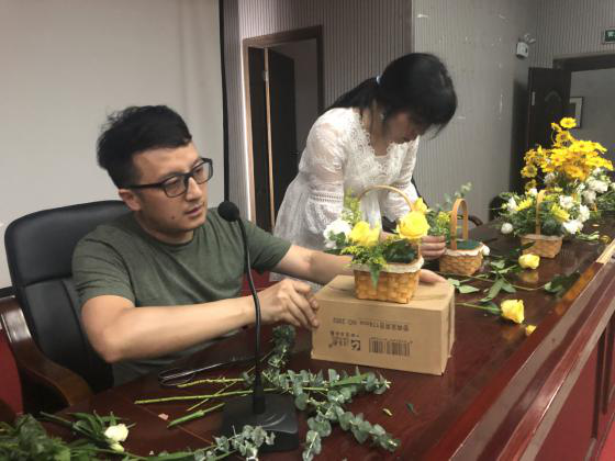 辛束老師用鮮花進(jìn)行現(xiàn)場(chǎng)實(shí)操