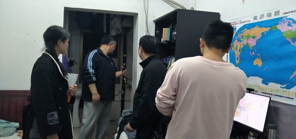 彭健民書(shū)記在研究生宿舍查看基建情況