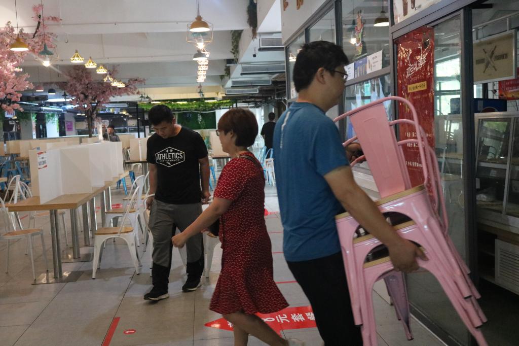 擺設(shè)桌椅