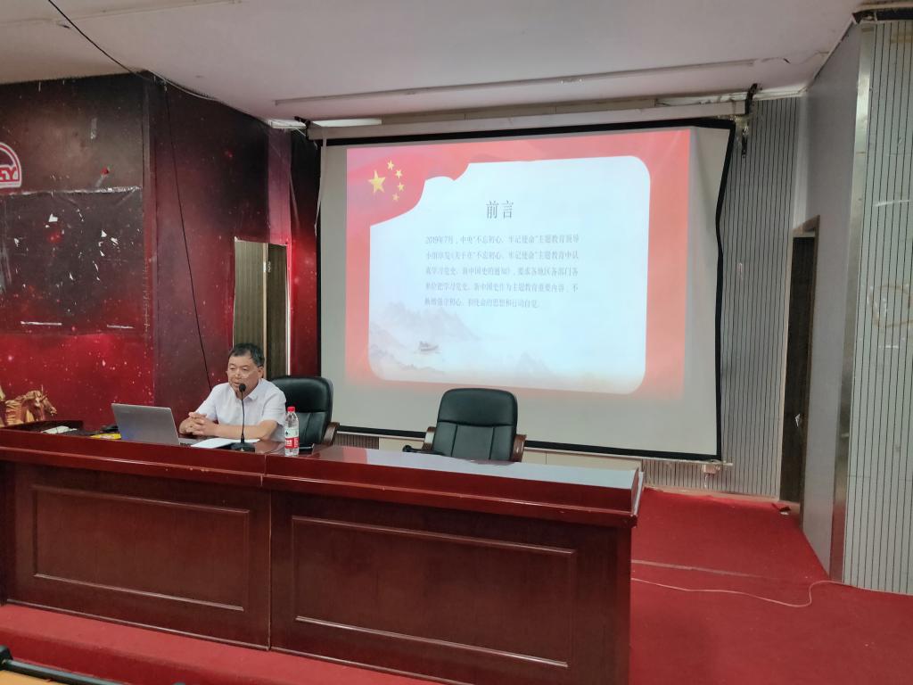 黨總支書記謝光繹上黨課