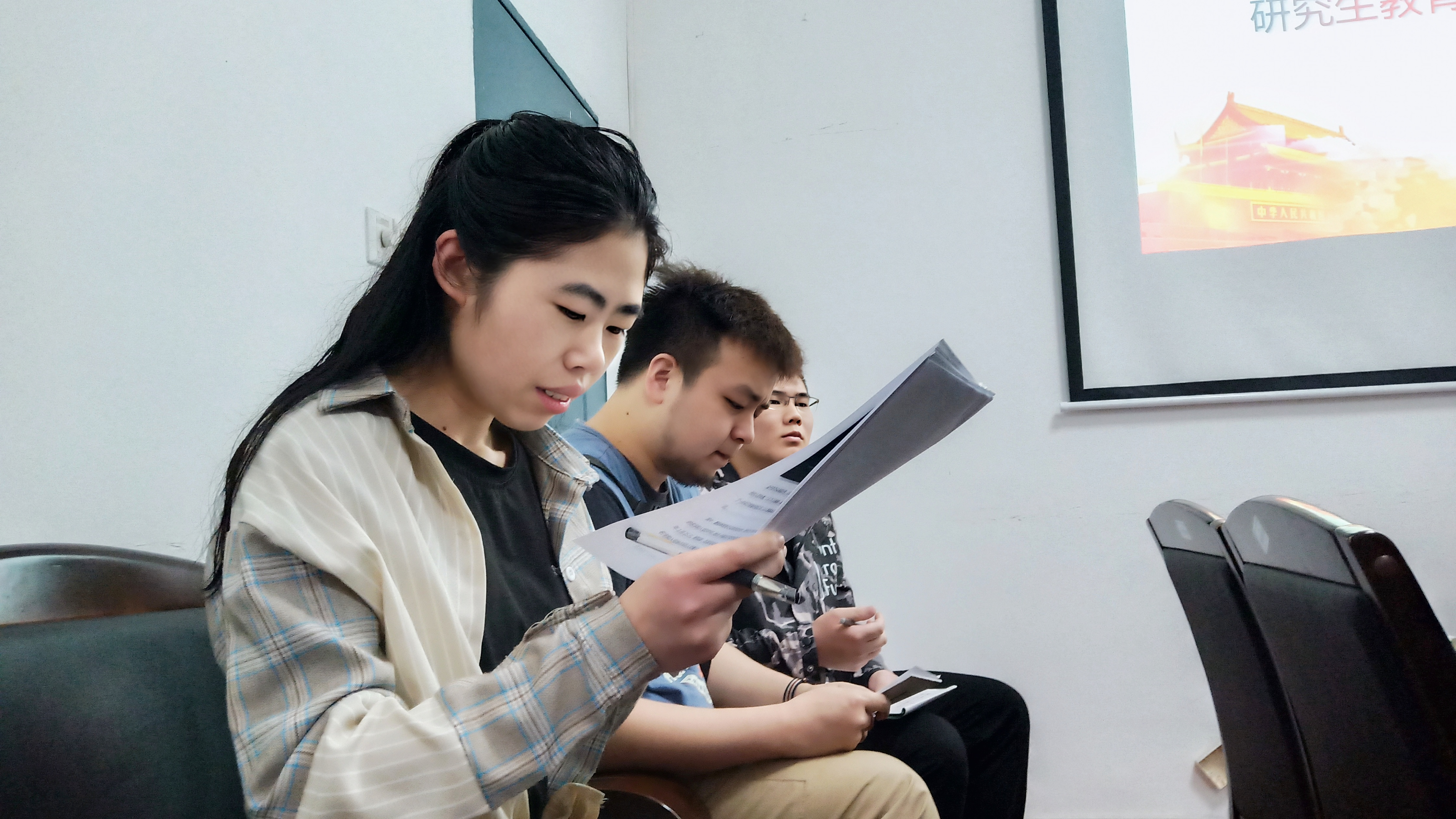 圖一 韓宇迪同志宣讀黨史學(xué)習(xí)內(nèi)容