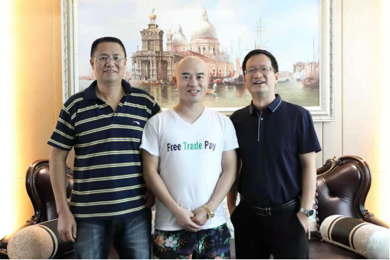 校友彭尚武(中間)與我校教師合影