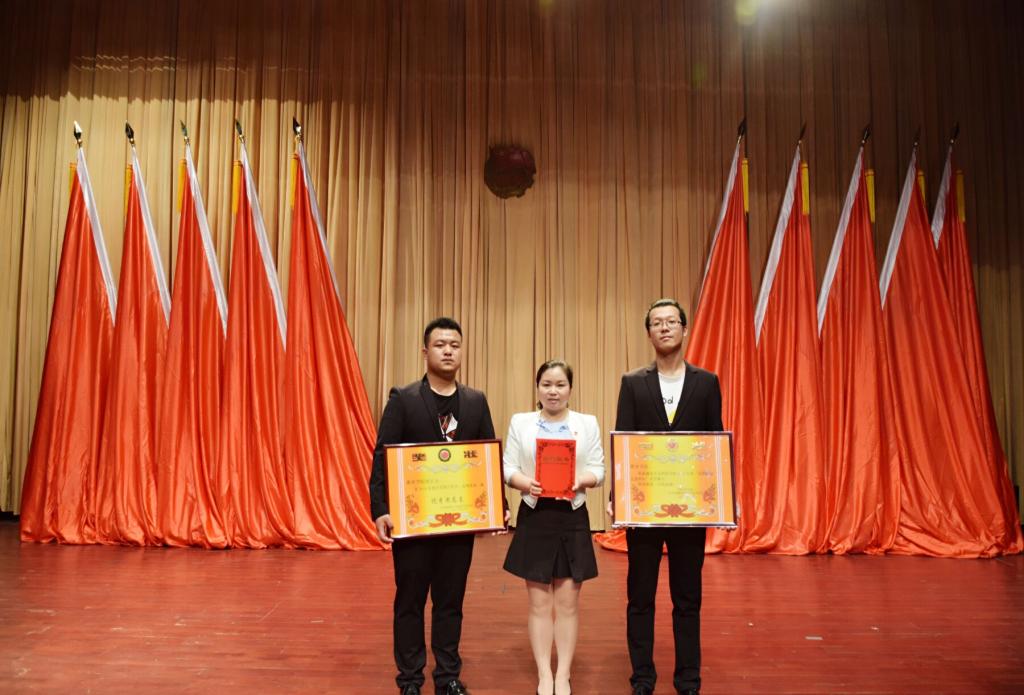 團(tuán)總支書記曹婷婷老師(中間)和兩位團(tuán)副合影留念