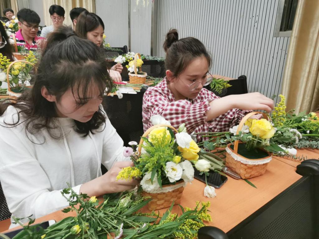環(huán)境設(shè)計(jì)專(zhuān)業(yè)學(xué)生用鮮花進(jìn)行現(xiàn)場(chǎng)實(shí)操--自然系的插花訓(xùn)練