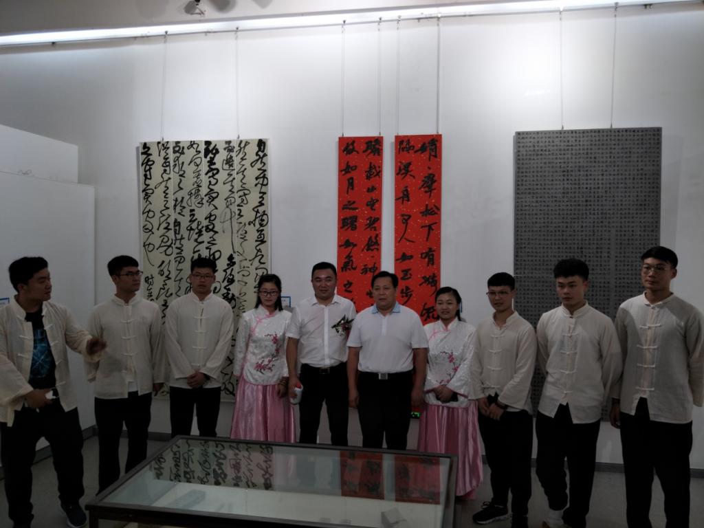 湖南省書法家協(xié)會(huì)主席鄢福初與“嚶嚶其鳴”創(chuàng)作八人組合影留念