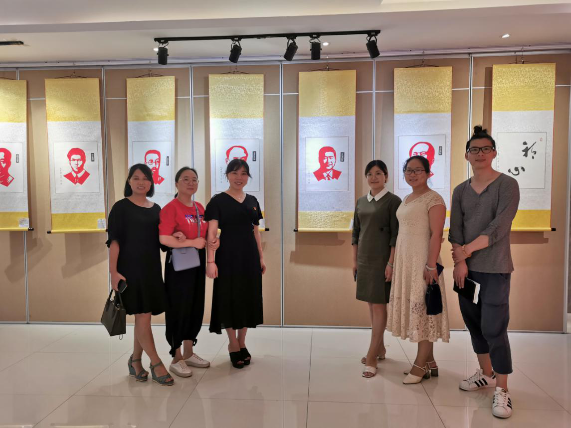 環(huán)境設(shè)計教工黨員觀看不忘初心,牢記使命——紅色剪紙作品展