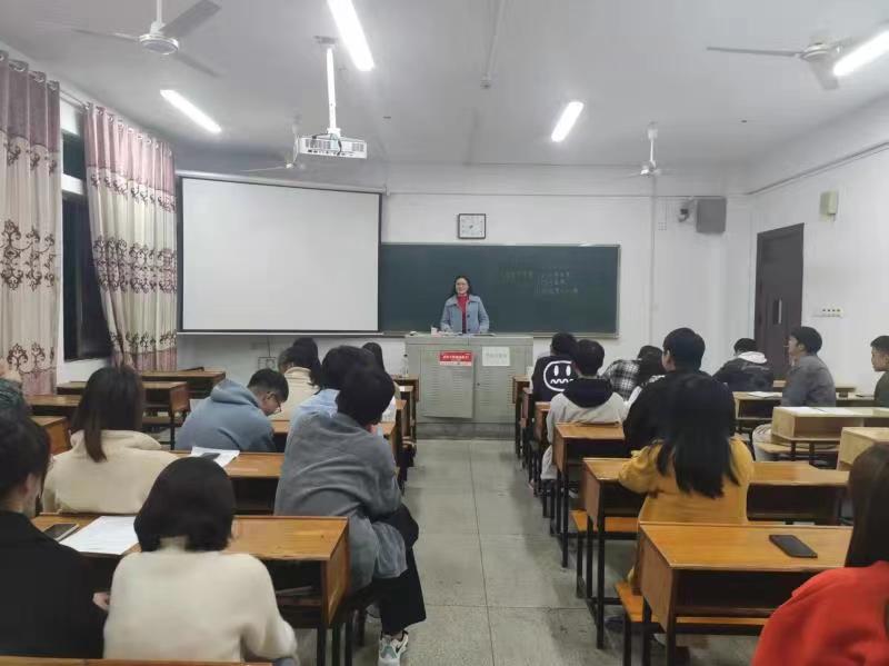 圖四 研究生部王文琴老師講話