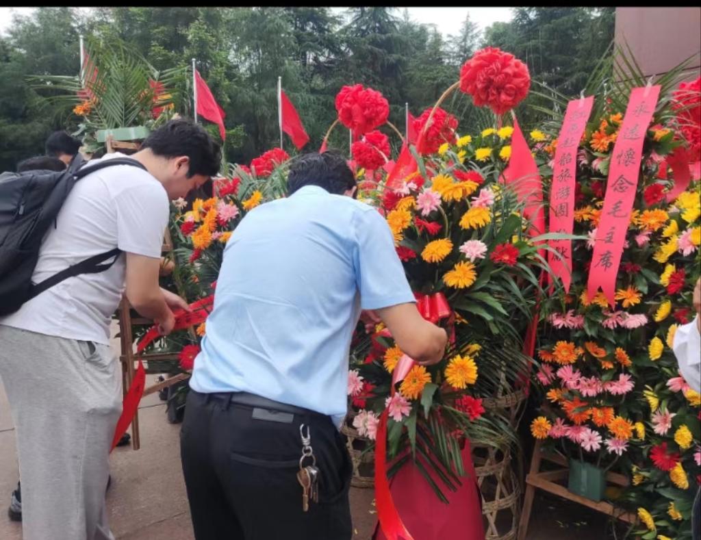 (向毛澤東銅像敬獻(xiàn)花籃)