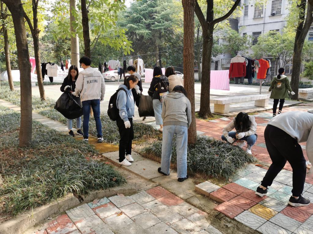 同學(xué)們正在積極地參與勞動(dòng)