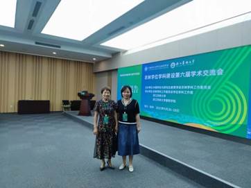 圖片包含 室內(nèi), 建筑, 女人, 站描述已自動(dòng)生成