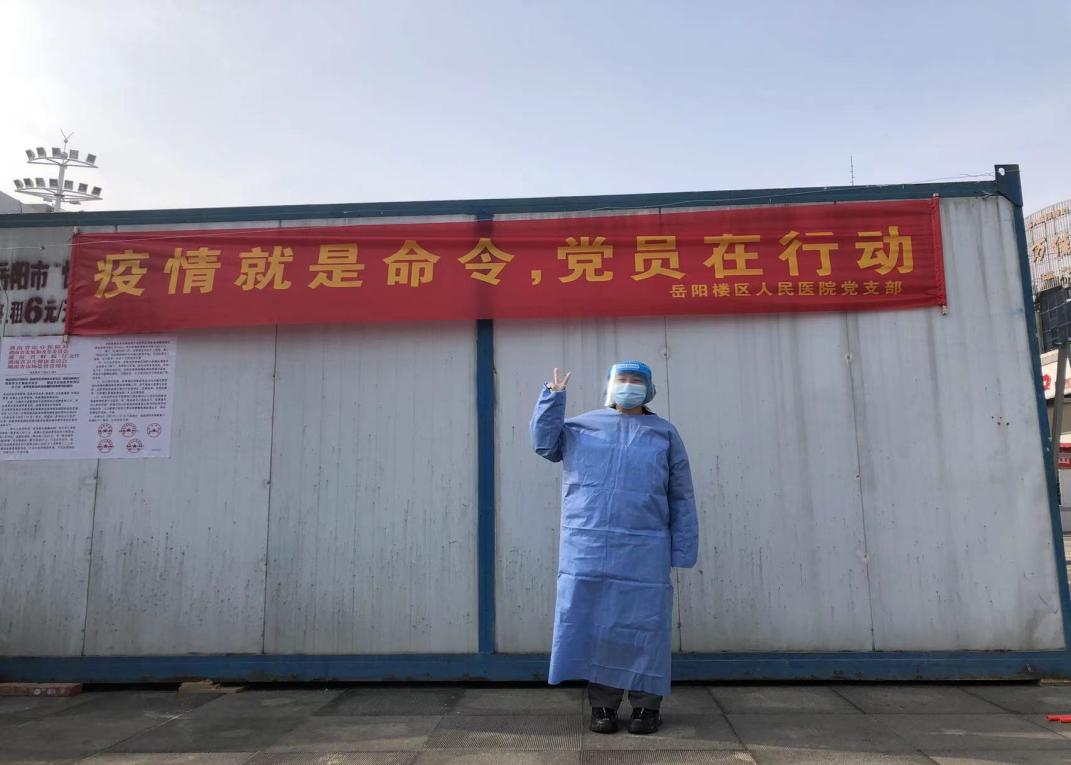 文恬韻進(jìn)行返鄉(xiāng)人員核酸登記信息錄入工作