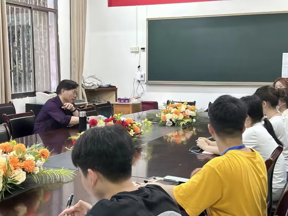 周蘭桂教授與學(xué)生代表們熱烈交流