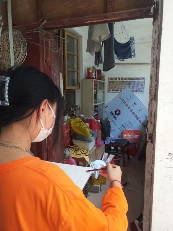 (圖二:同學(xué)們正在認(rèn)真地測(cè)量室內(nèi)空間)