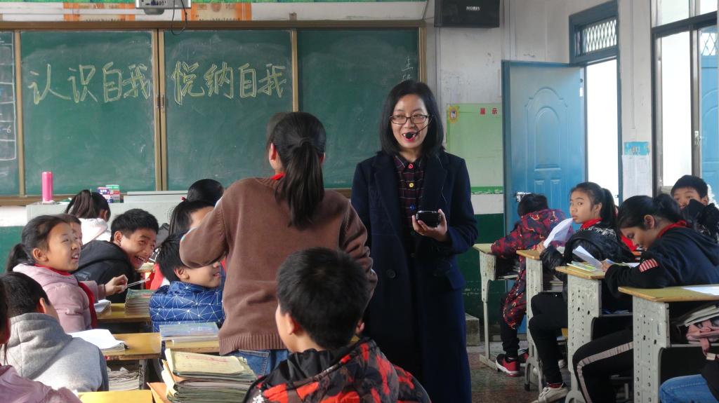 項目組主要成員楊紅君老師為漣源伏口中學(xué)學(xué)生做團輔講座