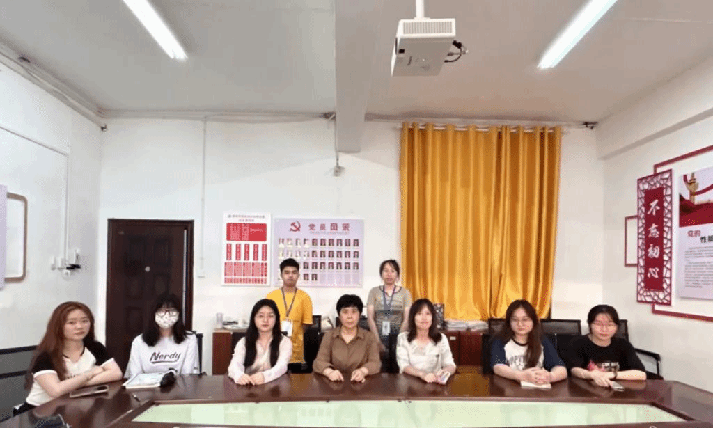 鄒昭萍老師與學(xué)生代表交流合影