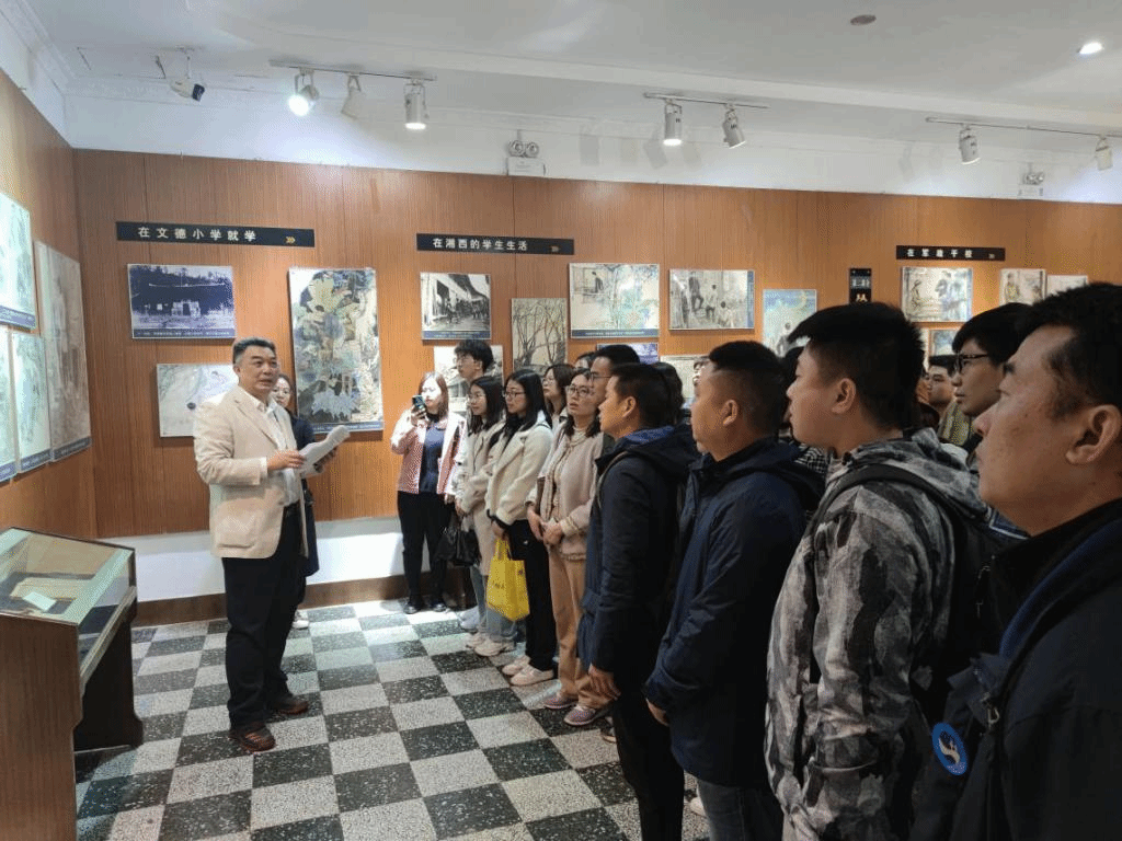 (彭健民書記在紀(jì)念館為同學(xué)們上黨課)