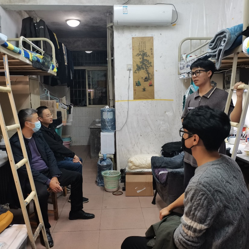 學(xué)工處處長陳剛、副院長劉黎明、輔導(dǎo)員羅斯琪向?qū)W生宣講二十大精神