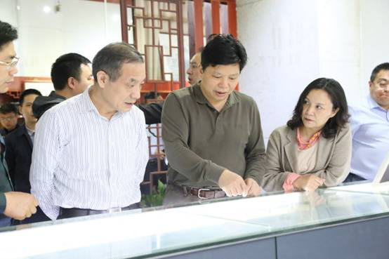 楊維剛副主任在校長劉和云的陪同下參觀我院校企合作基地—婁底書畫院