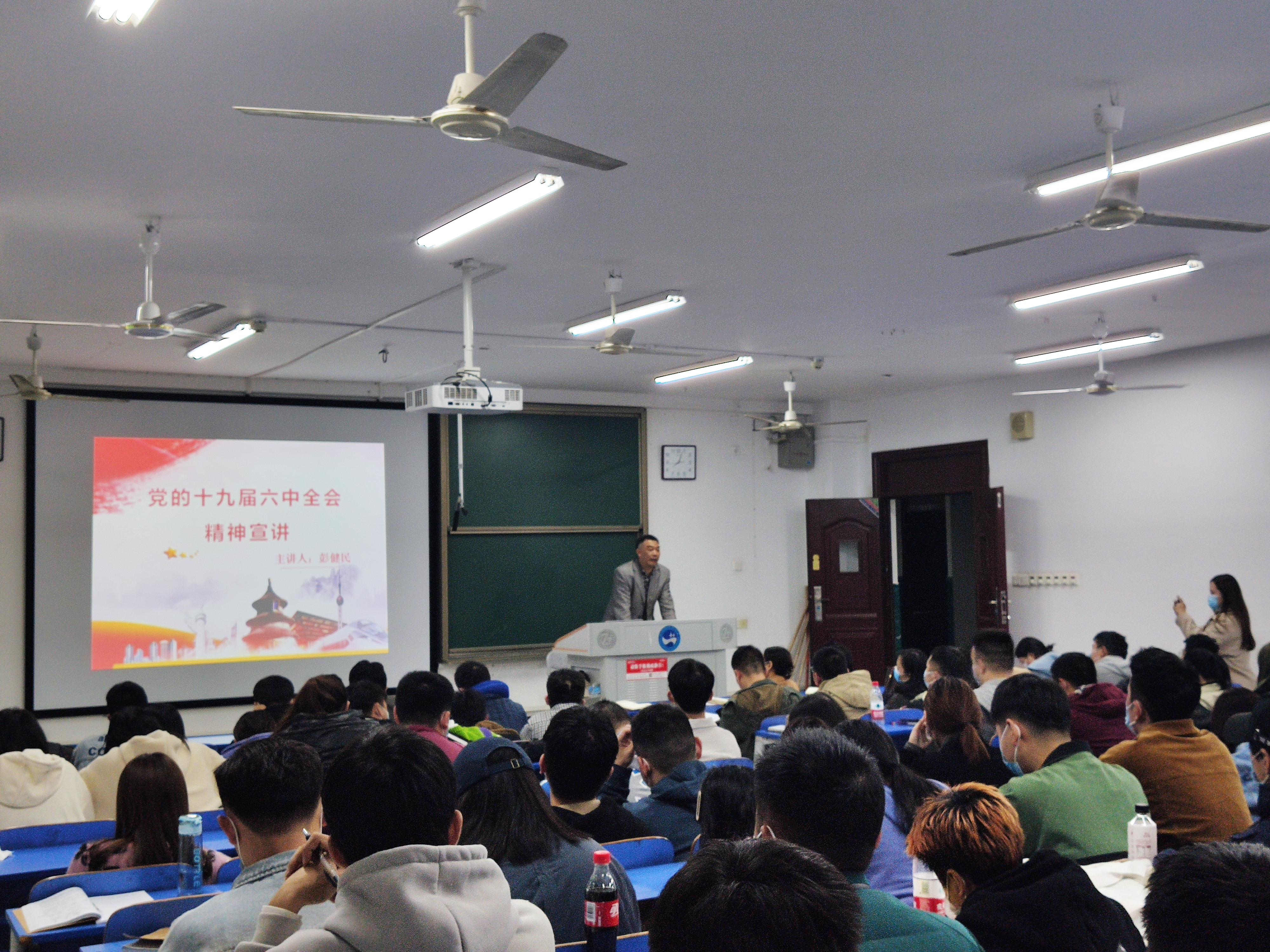 圖一 研究生教育教學(xué)部書記彭健民講話