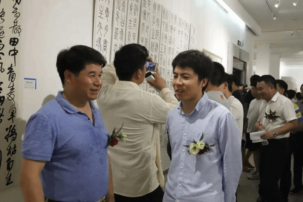 周發(fā)明副校長(zhǎng)與書法教研室主任蔣全順親切交談