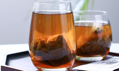 泡在杯子里的冬瓜荷葉代用茶四角茶包